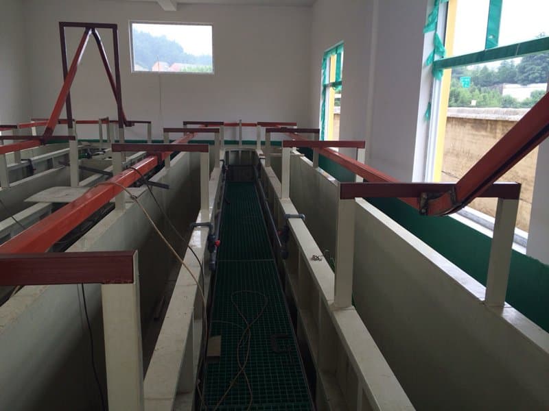 Climbing type chromium plating equipment