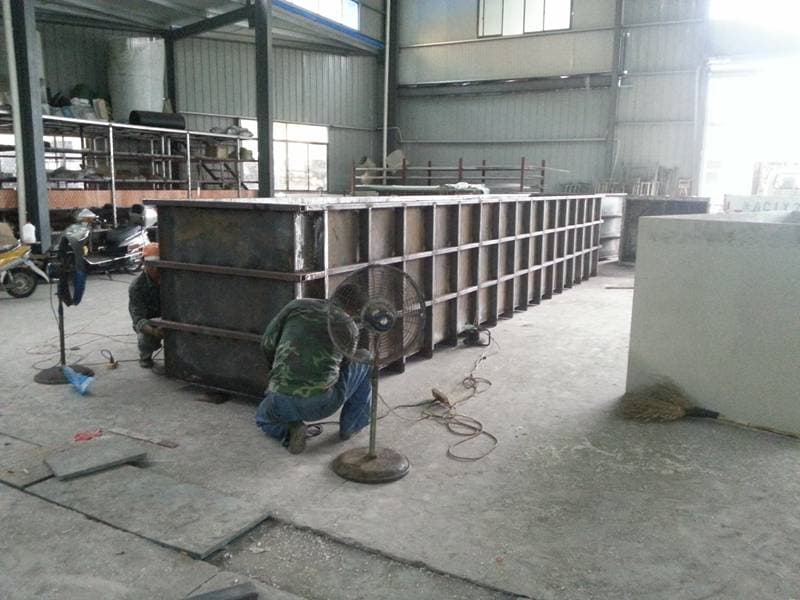 Climbing type chromium plating equipment
