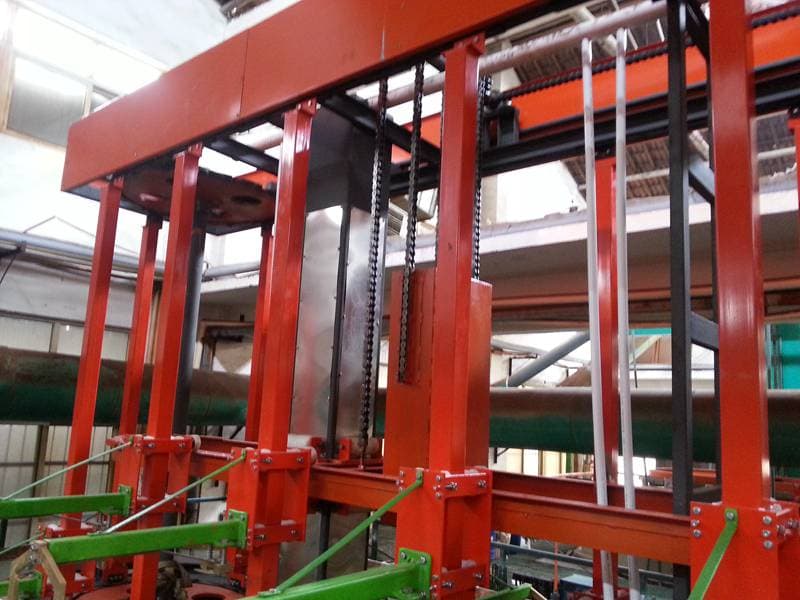 Vertical lifting electroplating equipment